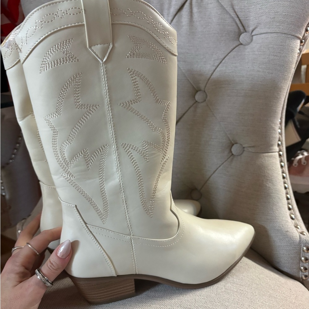 American Eagle Outfitters Cream Heeled Boots - Picture 13 of 13